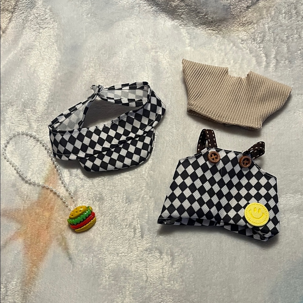 Checkered Labubu outfit - Picture 4 of 4